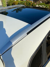 Load image into Gallery viewer, DOCTORWAX CAR WASH &amp; WAX 1.89 litre